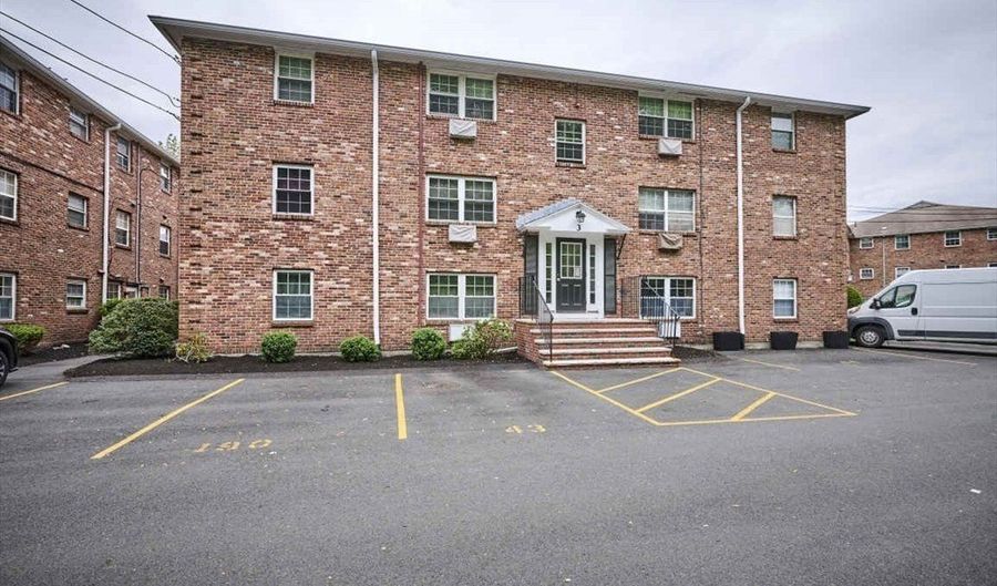 3 Colonial Village Dr 10, Arlington, MA 02476 - 2 Beds, 1 Bath