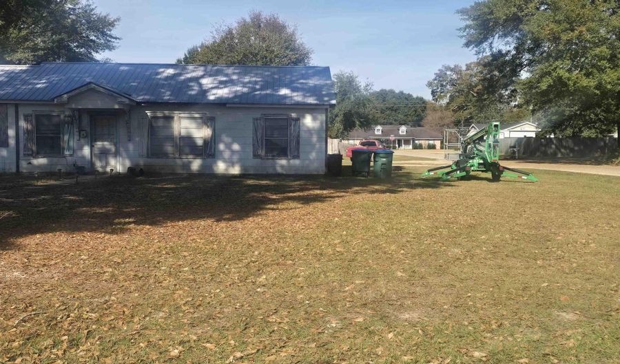 313 Cloverdale Rd, Atmore, AL 36502 - 3 Beds, 2 Bath
