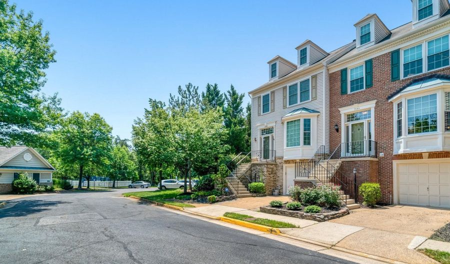 7044 FIELDHURST Ct, Alexandria, VA 22315 - 3 Beds, 3 Bath