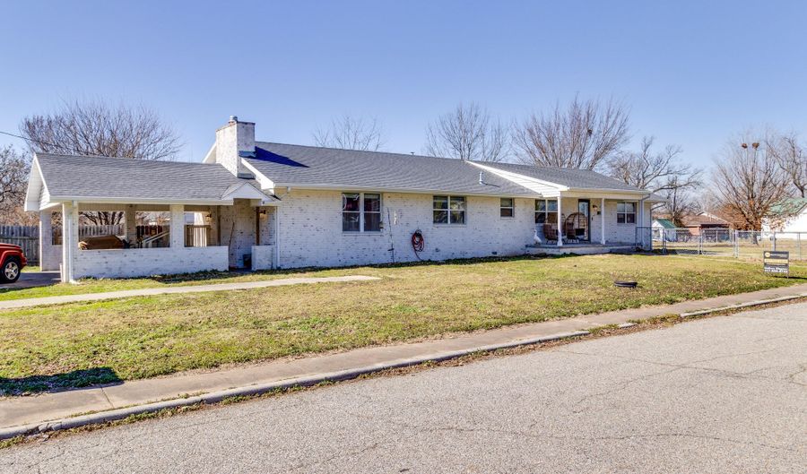 1409 Cleveland Ave, Baxter Springs, KS 66713 - 3 Beds, 3 Bath