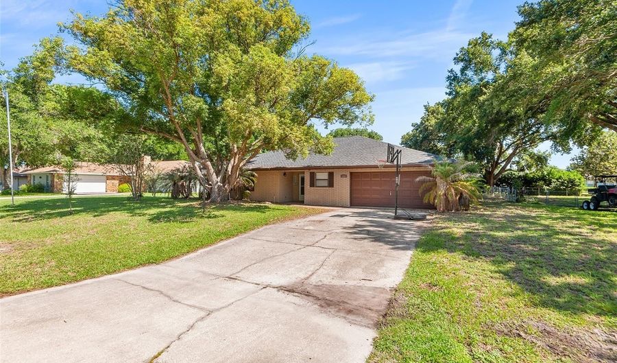 905 VAN Dr, Auburndale, FL 33823 - 3 Beds, 2 Bath