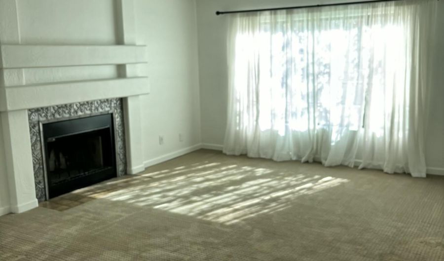 1302 W HONEYSUCKLE Ln, Chandler, AZ 85248 - 4 Beds, 2 Bath