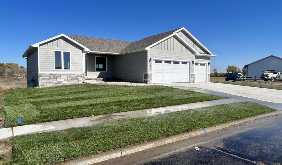 1307 Country Club Dr, Elk Point, SD 57025 - 3 Beds, 2 Bath