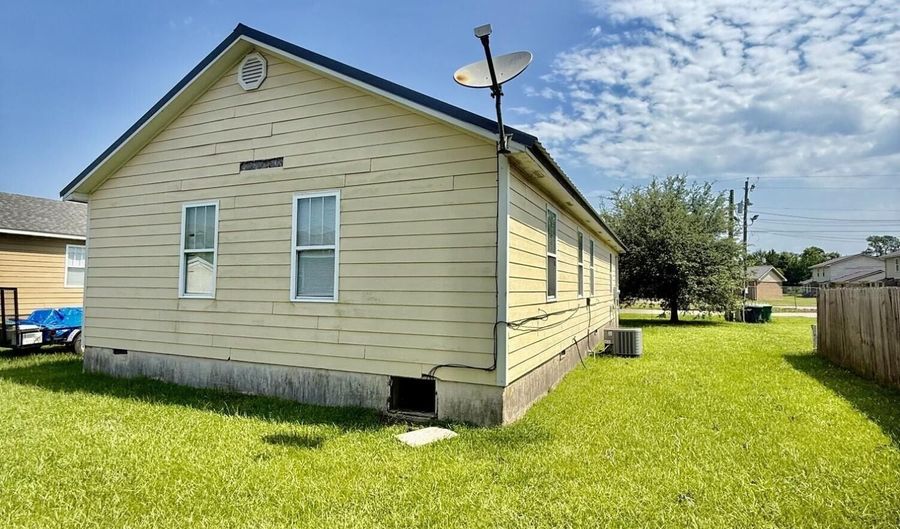 658 Union St, Bay St. Louis, MS 39520 - 4 Beds, 2 Bath