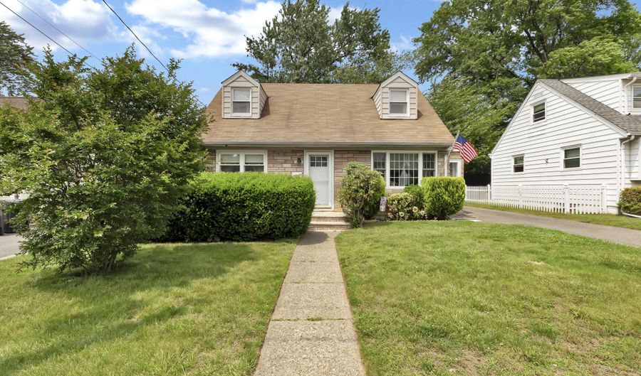 207 New York Ave, Bergenfield, NJ 07621 - 4 Beds, 1 Bath