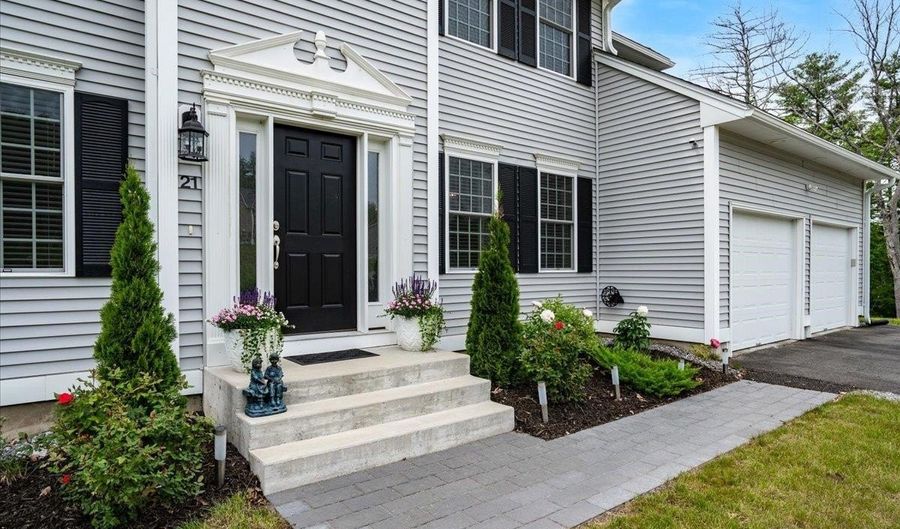 21 Huntington Ridge Rd, Bedford, NH 03110 - 4 Beds, 3 Bath