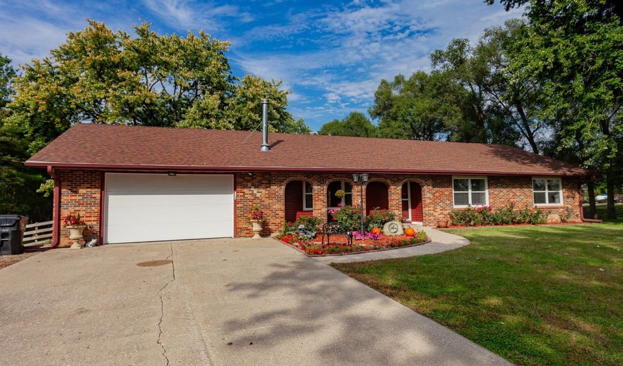 4476 NE 62nd Ave, Altoona, IA 50009 - 3 Beds, 2 Bath
