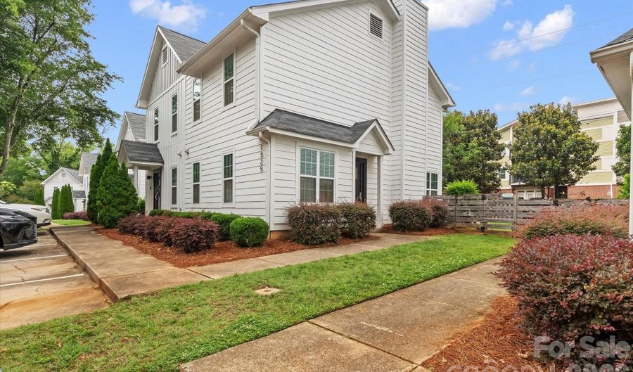 1525 Briar Creek Rd B, Charlotte, NC 28205 - 2 Beds, 3 Bath