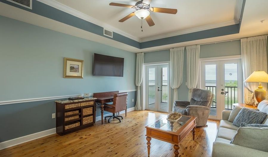 329 Water St, Apalachicola, FL 32320 - 2 Beds, 2 Bath