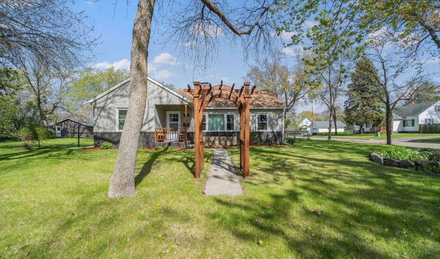1019 Ash St, Alexandria, MN 56308 - 3 Beds, 2 Bath