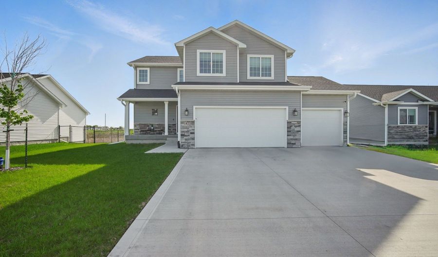 1835 8th Ave SE, Altoona, IA 50009 - 4 Beds, 3 Bath