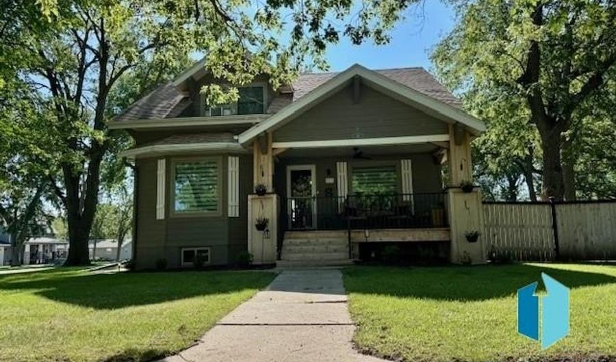 111 S 6Th St, Beresford, SD 57004 - 3 Beds, 3 Bath