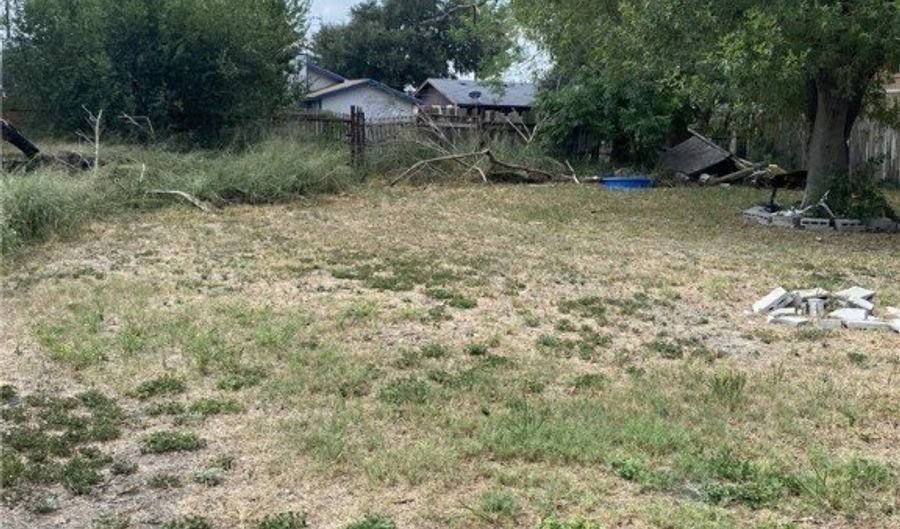 1021 W Main St, Alice, TX 78332 - 3 Beds, 1 Bath