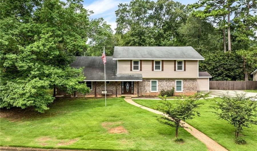 901 CHEROKEE Rd, Auburn, AL 36830 - 4 Beds, 3 Bath