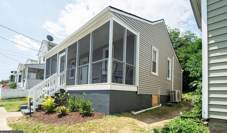 16 PAROLE St, Annapolis, MD 21401 - 2 Beds, 2 Bath