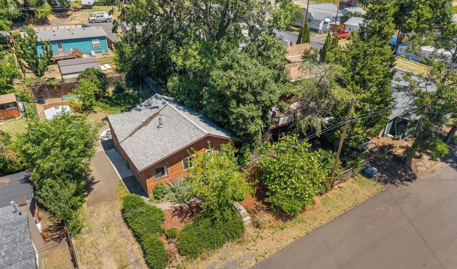 210 W FRANKLIN St, Bingen, WA 98605 - 2 Beds, 1 Bath