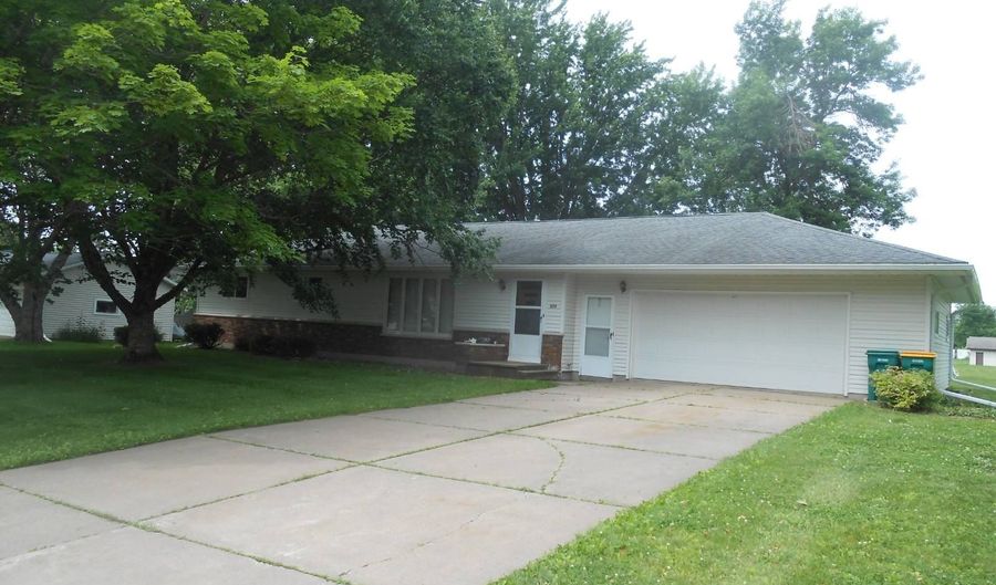 303 S 2nd Ln, Abbotsford, WI 54405 - 3 Beds, 2 Bath