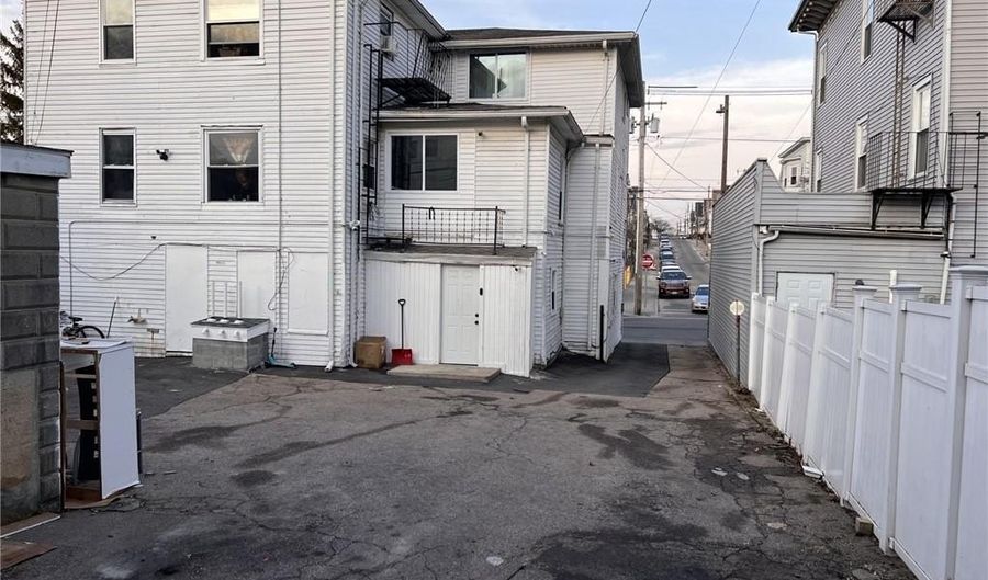 722 Dexter St, Central Falls, RI 02863 - 10 Beds, 4 Bath