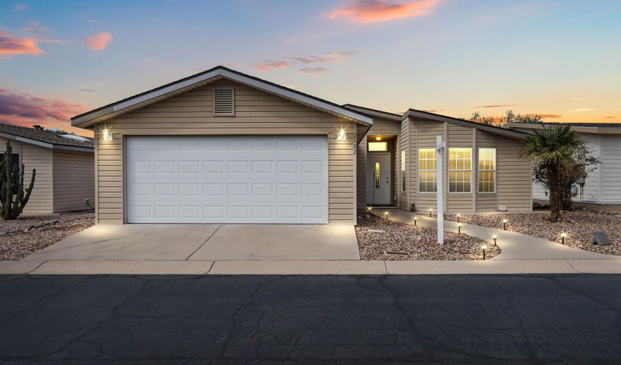 3301 S GOLDFIELD Rd OFC, Apache Junction, AZ 85119 - 2 Beds, 2 Bath
