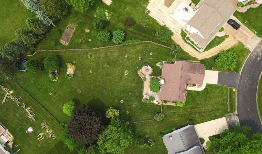 2539 W SUNNYVIEW Cir, Appleton, WI 54914 - 3 Beds, 4 Bath