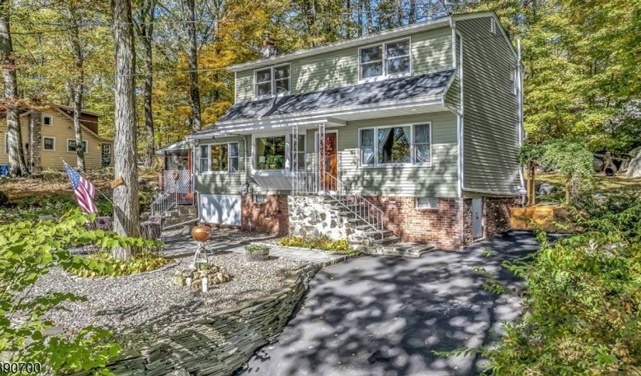 51 Lakeside Dr, Alloway, NJ 07422 - 3 Beds, 2 Bath