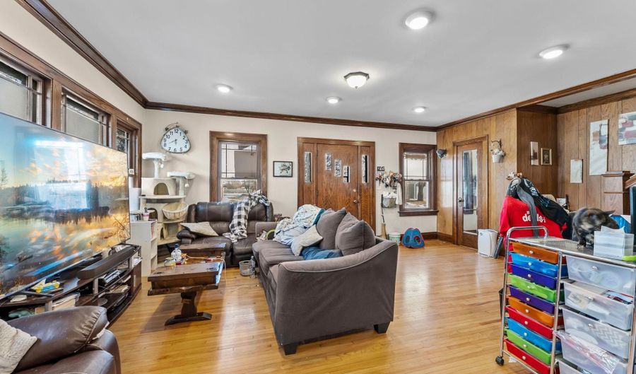709 10th St NE, Austin, MN 55912 - 3 Beds, 2 Bath