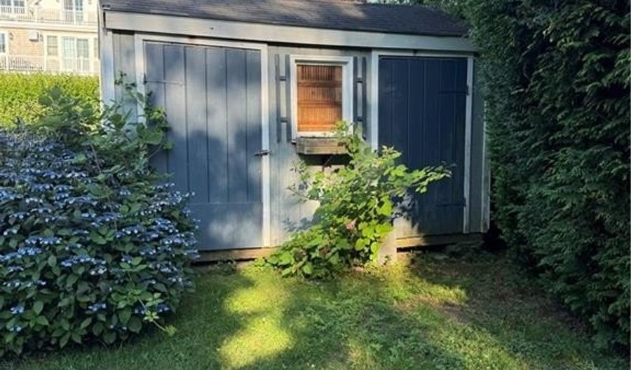 157 Briarwood Ave, Middletown, RI 02842 - 2 Beds, 2 Bath