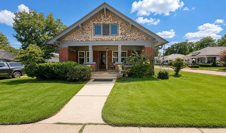 325 Cherry St, Arkadelphia, AR 71923 - 3 Beds, 2 Bath