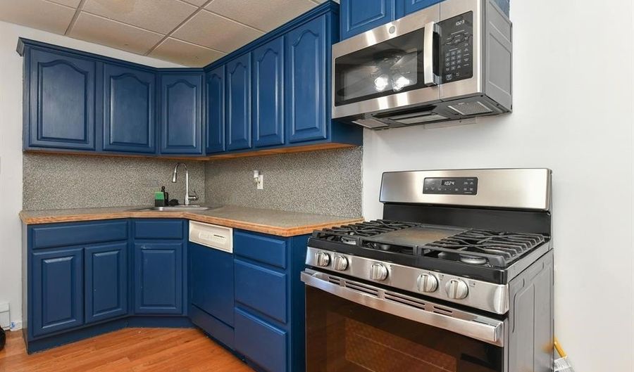 9 E 15TH St, Bayonne, NJ 07002 - 5 Beds, 2 Bath