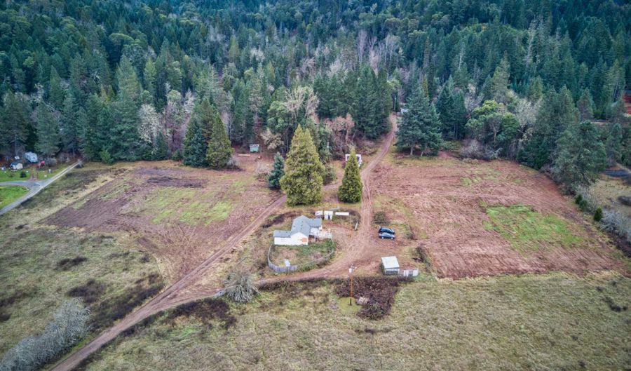 417 N Frontage Rd, Wolf Creek, OR 97497 - 2 Beds, 1 Bath