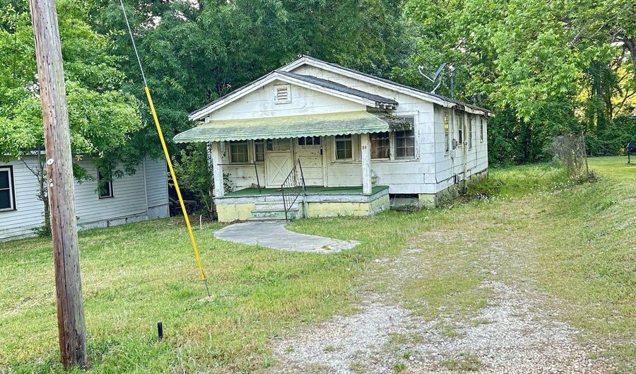 34 Jackson St, Barnesville, GA 30204 - 3 Beds, 2 Bath