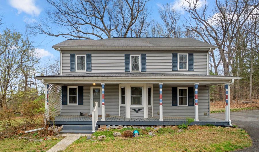 8907 CRYSTAL FALLS Dr, Boonsboro, MD 21713 - 3 Beds, 2 Bath