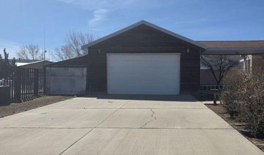 910 S Freedom Way, Big Water, UT 84741 - 3 Beds, 2 Bath