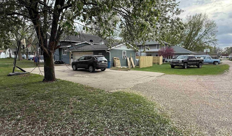 431 Iowa St, Akron, IA 51001 - 5 Beds, 3 Bath