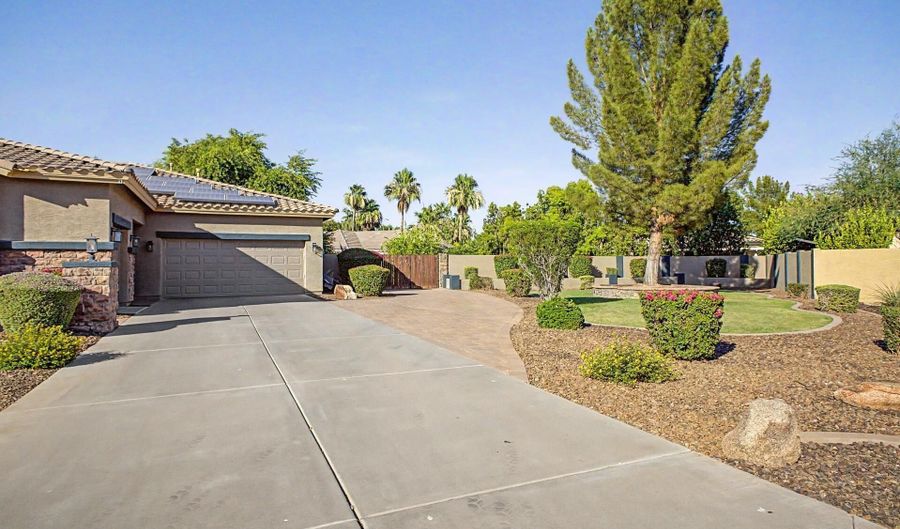 11642 E CHESTNUT Ct, Chandler, AZ 85249 - 5 Beds, 3 Bath
