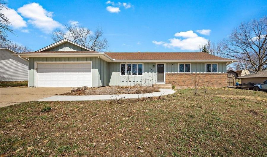953 Redwood Dr, Apple Valley, MN 55124 - 4 Beds, 3 Bath