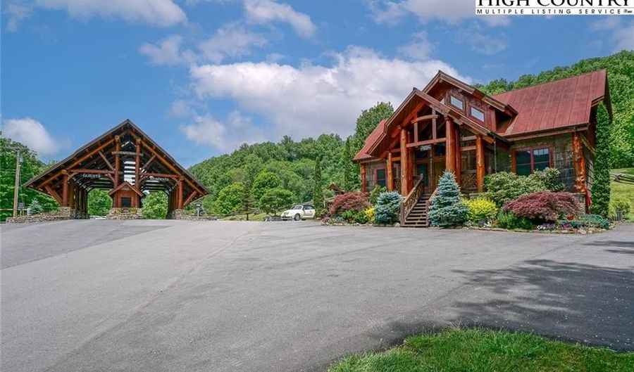 95 Autumn Blaze Ct, Banner Elk, NC 28604 - 4 Beds, 5 Bath