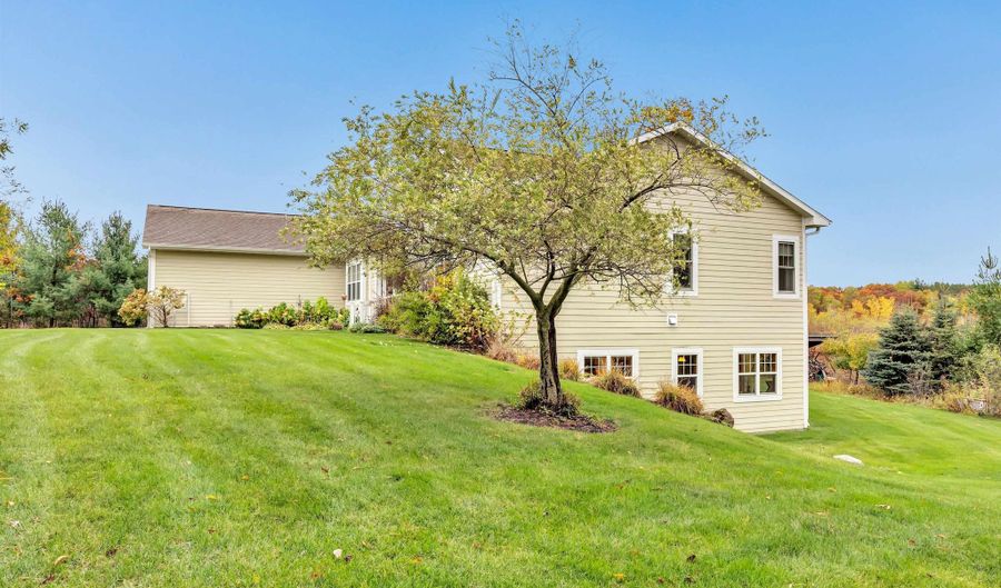 4006 ELKINS Rd, Amherst, WI 54406 - 4 Beds, 4 Bath