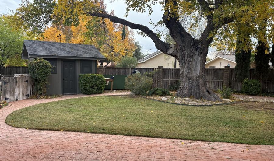 1401 Glasier Dr, Carlsbad, NM 88220 - 4 Beds, 3 Bath