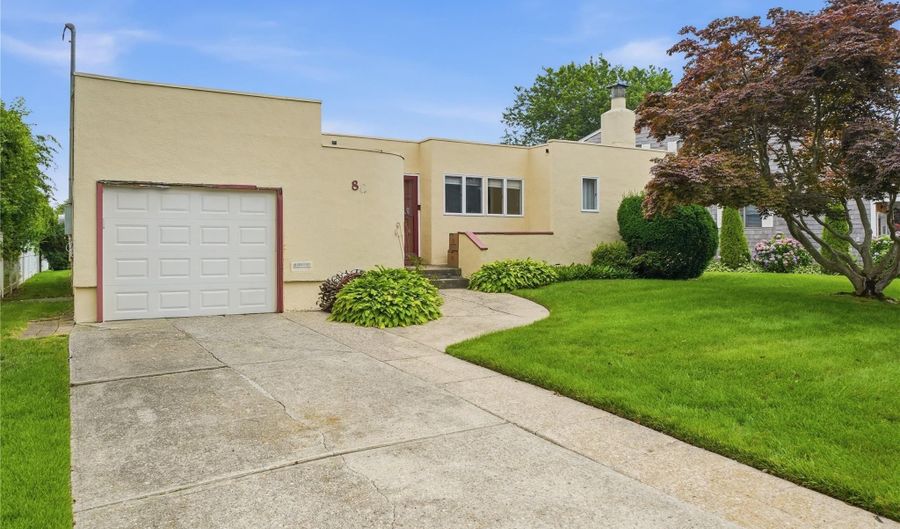 88 Central Ave, Amityville, NY 11701 - 3 Beds, 1 Bath