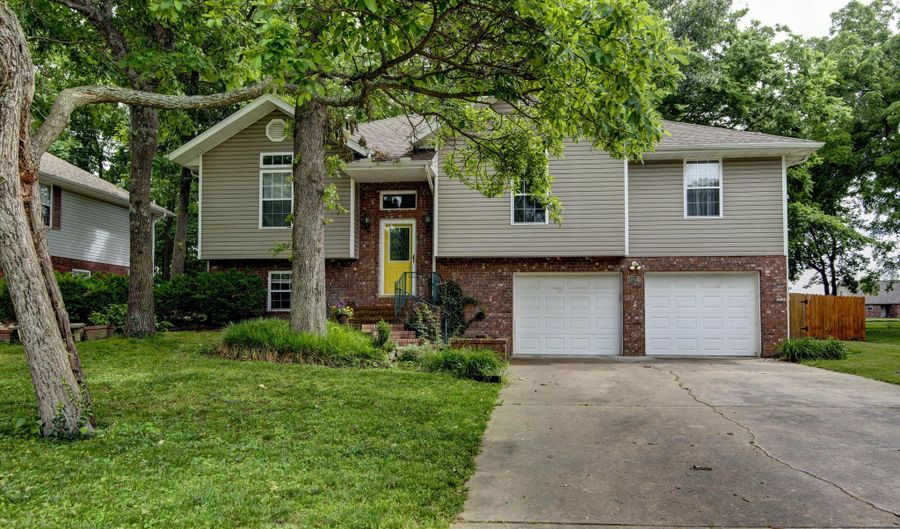 1016 Daniels St, Aurora, MO 65605 - 4 Beds, 3 Bath