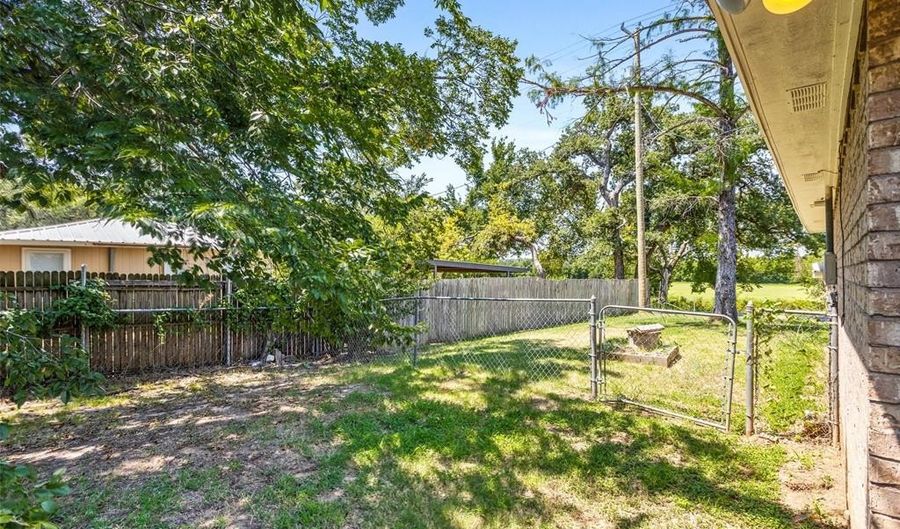 3206 E Bankhead Hwy, Weatherford, TX 76087 - 2 Beds, 1 Bath