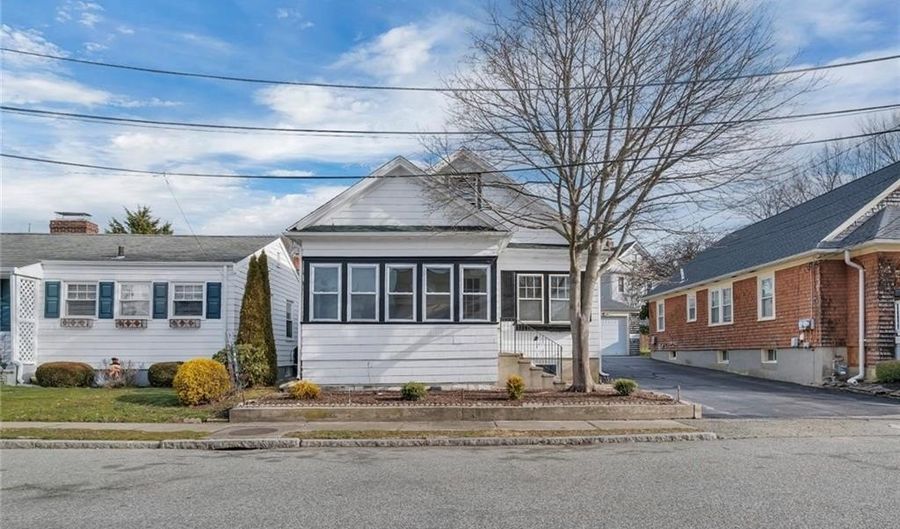 19 Greene Ln, Newport, RI 02840 - 3 Beds, 1 Bath