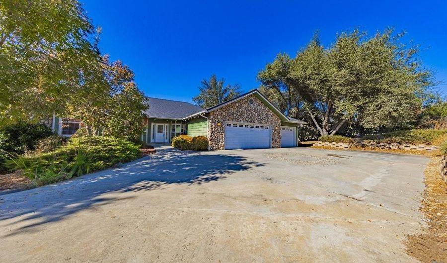 41282 Singing Hills Cir, Ahwahnee, CA 93601 - 3 Beds, 3 Bath