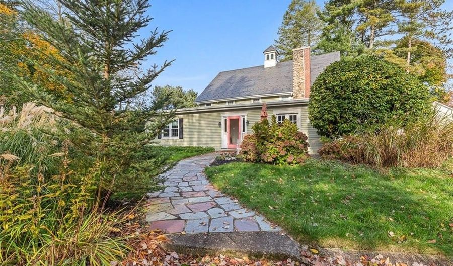 4 Chase Ln, Lincoln, RI 02865 - 2 Beds, 1 Bath