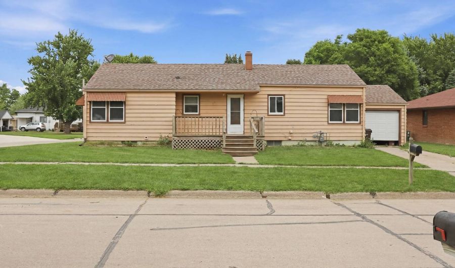 738 W Park St, Albion, NE 68620 - 3 Beds, 2 Bath