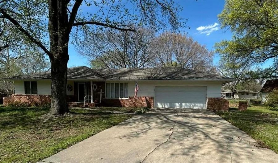 403 Fireside Dr, Arma, KS 66712 - 2 Beds, 2 Bath