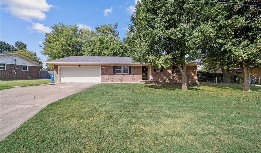 2401 SE 16th St, Bentonville, AR 72712 - 3 Beds, 2 Bath