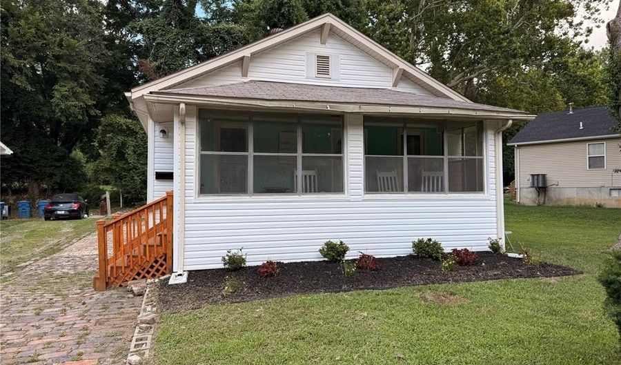 1109 HARRISON St, Alton, IL 62002 - 2 Beds, 1 Bath