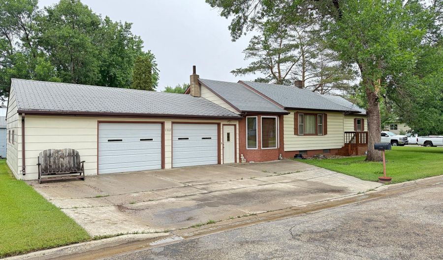 1302 SW 8th Ave, Aberdeen, SD 57401 - 2 Beds, 2 Bath